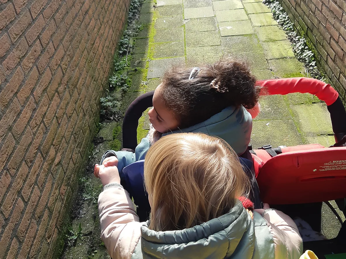 Kind speelt met houten speelgoed